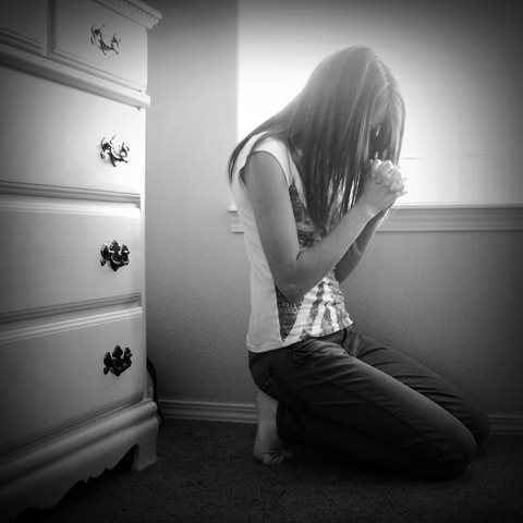 Como orar - Muchacha joven orando - pic 1